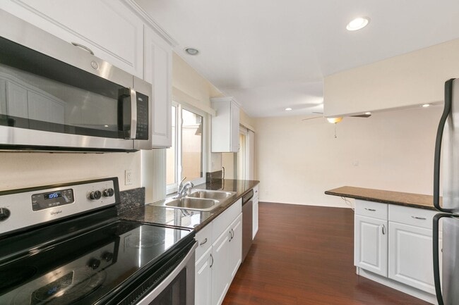 Building Photo - Woodlands South - La Jolla Townhome