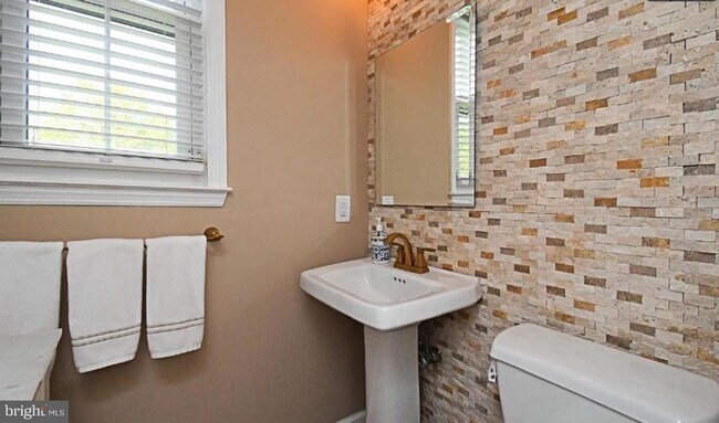Building Photo - 235 Pinecrest Ln