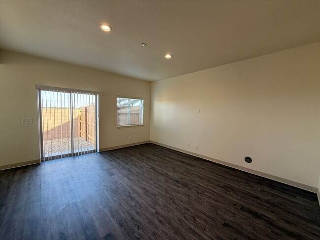 Building Photo - Large Brand New 2 Bedroom Downstairs Apartment with Patio