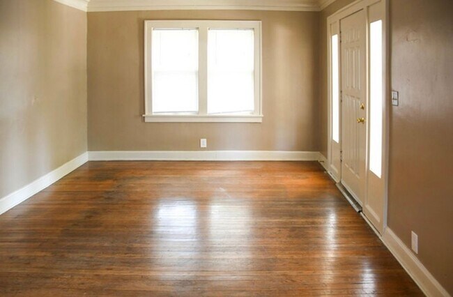 Building Photo - Charming 3-Bed Home with Fireplace & Hardw...