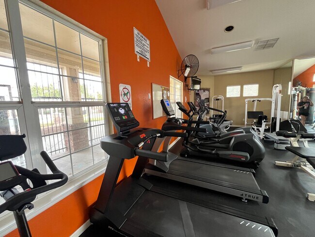 Building Photo - Very nice 2 bed 2 full bath on top floor n...