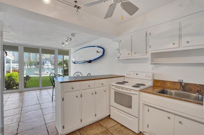 Building Photo - 2760 Yacht Club Blvd