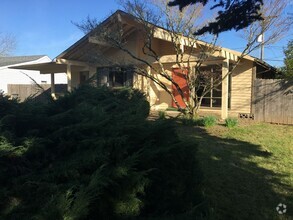Building Photo - Find Your Sunshine in NW Corvallis! ??