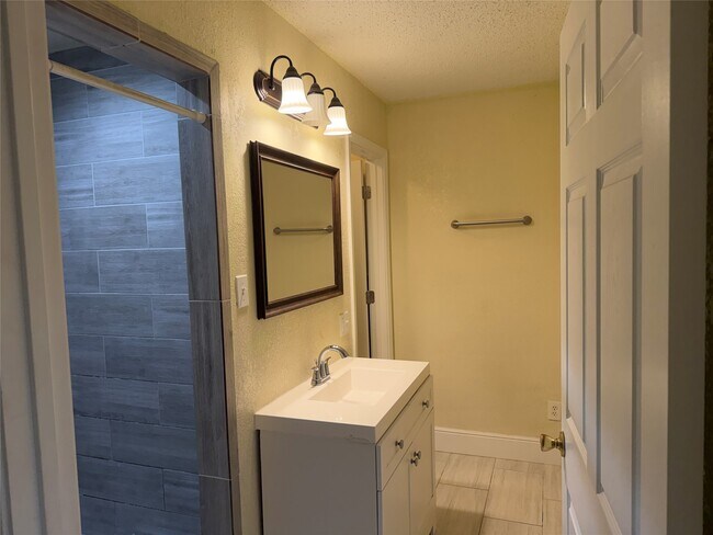 Building Photo - 2501 Maple St