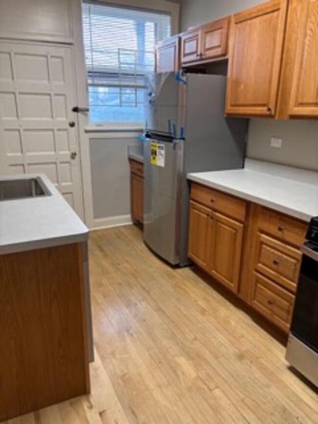 Building Photo - Wrigley Field Just A Mile Away - One Bedroom