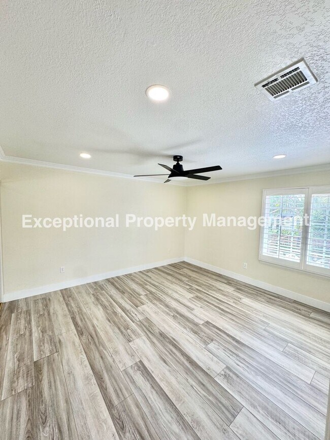 Building Photo - Ready to move in 4 bed 2 bath pool home!