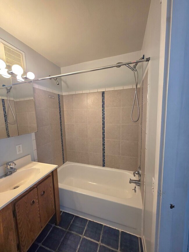 Building Photo - 420 W 22nd St