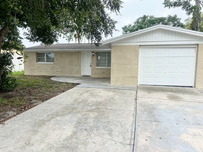 Building Photo - 4/2 Single-family home, AVAILABLE NOW!