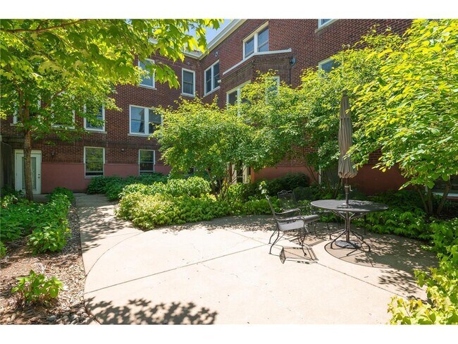 Building Photo - 2040 Como Ave