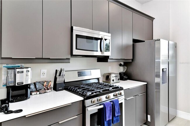 Building Photo - 7740 Sandy Ridge Dr