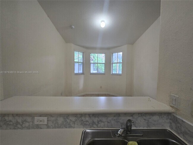 Building Photo - 1661 SE 28th St