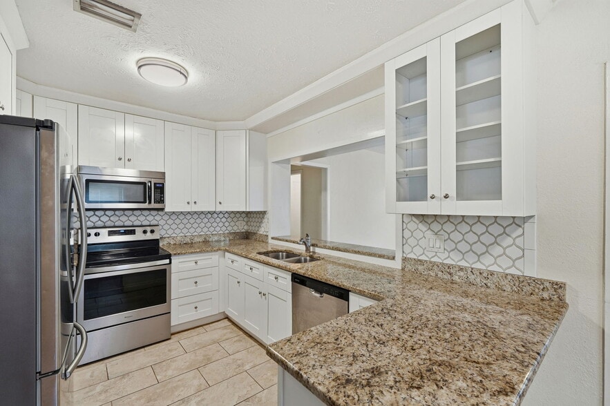 Building Photo - 2701 S Manhattan Ave