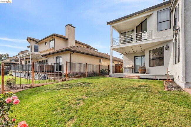 Building Photo - 5640 Edgeview Dr