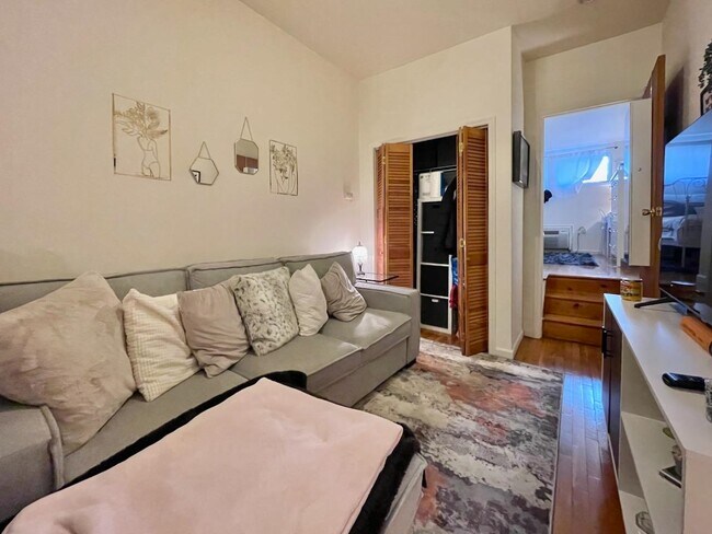 Building Photo - 707 Adams St