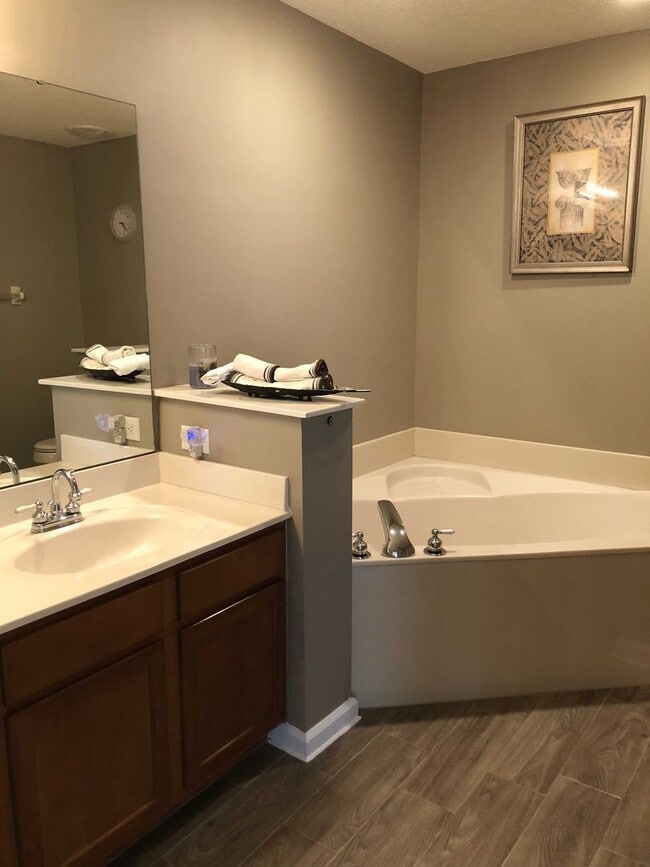 Building Photo - Spacious 3 Bed/2.5 Bath 2 Car Garage in th...