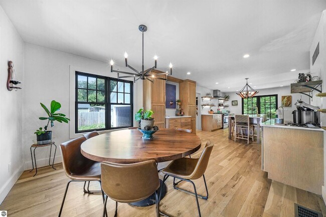 Building Photo - 7320 Peninsula Dr