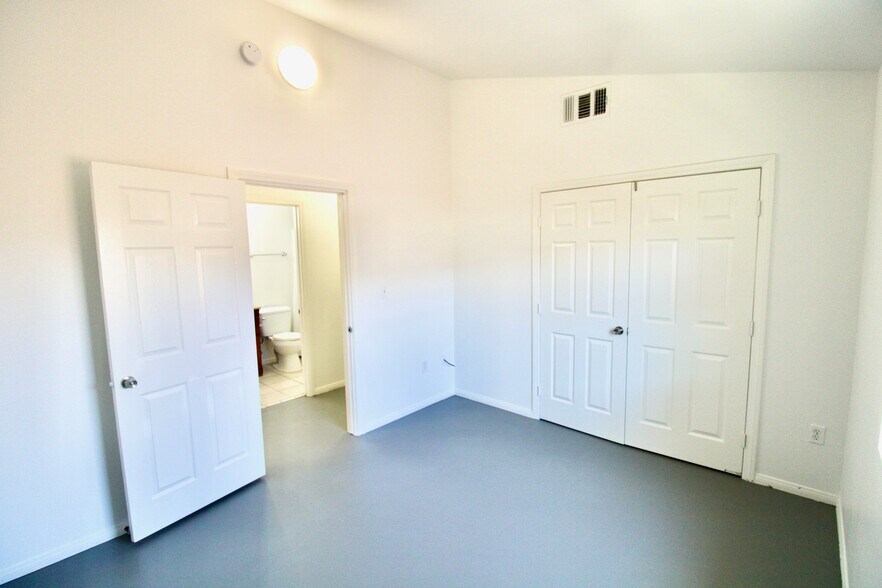 Building Photo - 6587 Oasis Ave