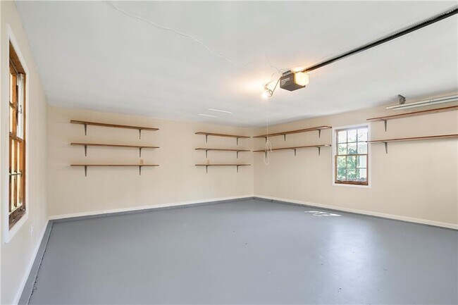 Building Photo - 4989 Kingswood Dr