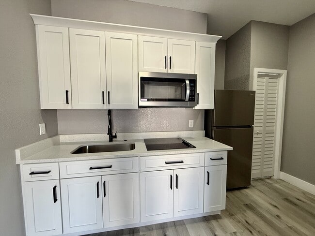 Building Photo - 2630 Hilliard Ct