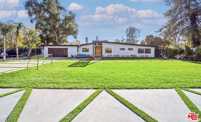 Building Photo - 22616 Oxnard St