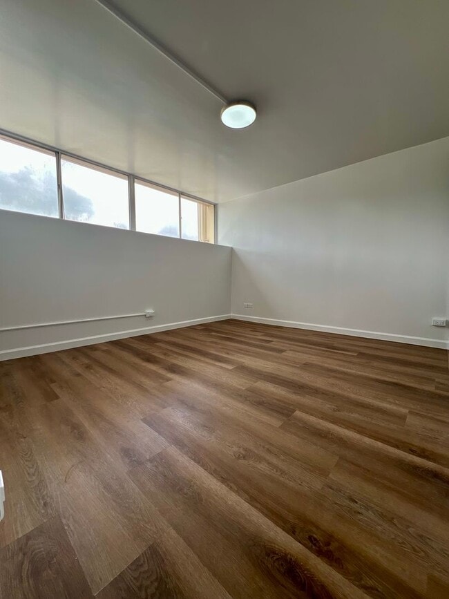 Building Photo - Spacious and Renovated Unit--2Bedrooms, 2B...