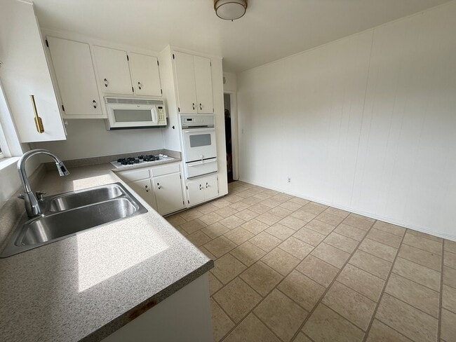 Building Photo - Cardiff 3 br one level large yard pet OK  house TEXT 760-815-3696