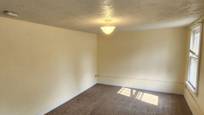 Building Photo - Single Family Three Bedroom Home in Salama...