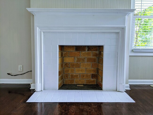 Building Photo - Charming 1 Bedroom Duplex in Buckhead!