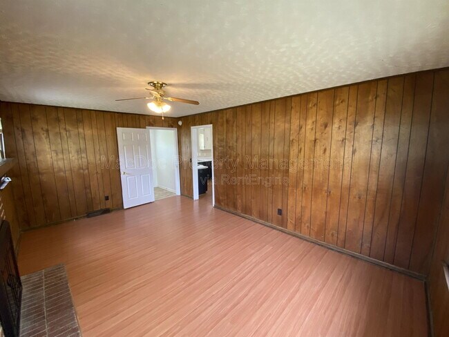 Building Photo - 1804 Sherwood Dr