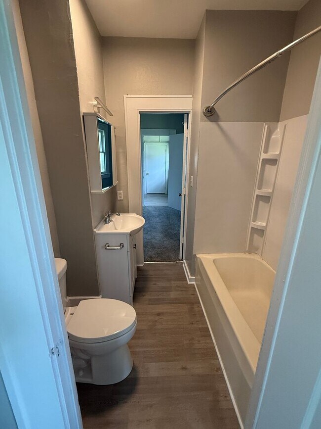 Building Photo - 2 Bed 2 bath remodeled home