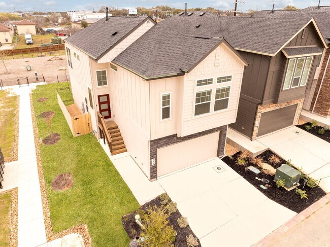Building Photo - Charming Townhome Offering Space, Comfort, and Convenience