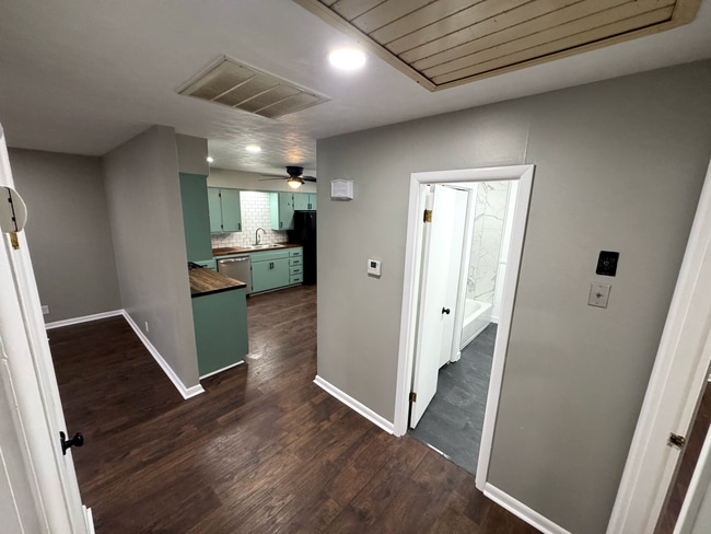 Building Photo - 908 S Crutcher Ave