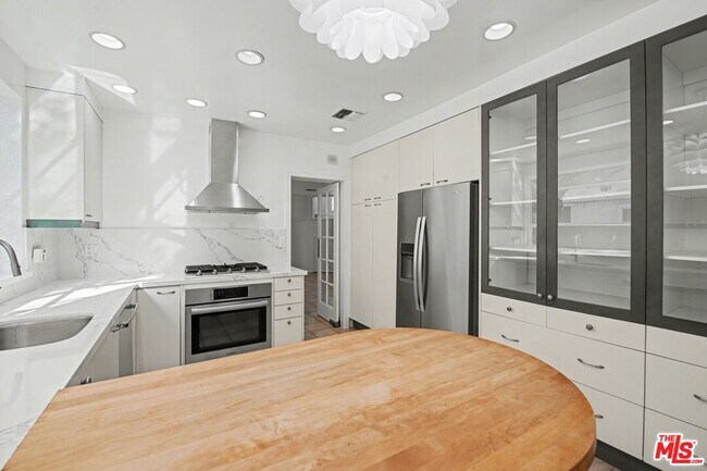 Building Photo - 10543 Almayo Ave