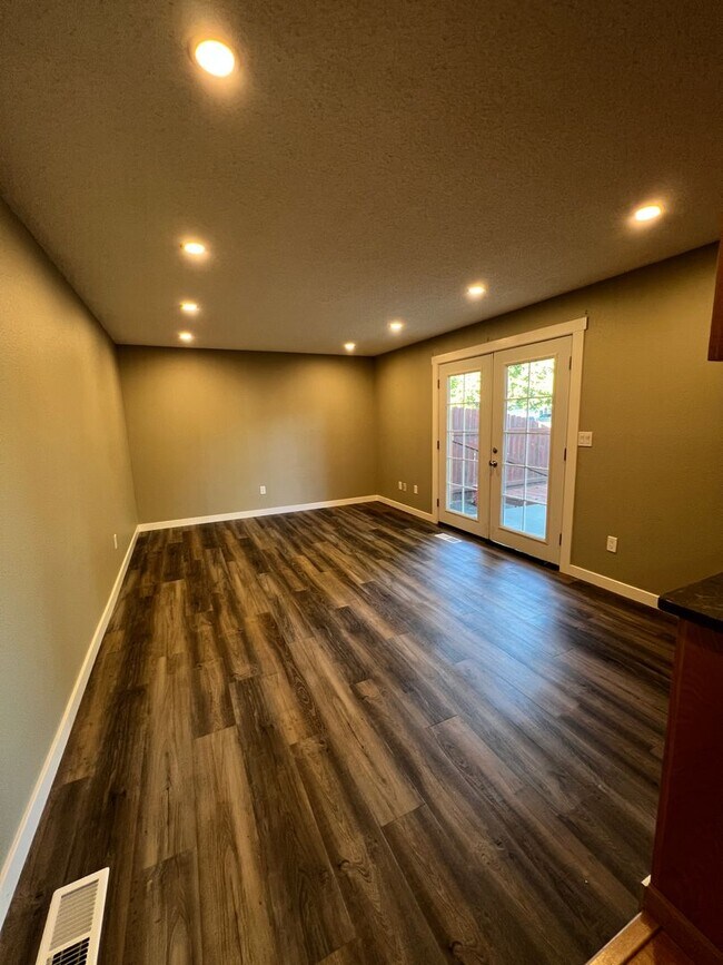 Building Photo - Cozy home next to Sage Point Elementary!