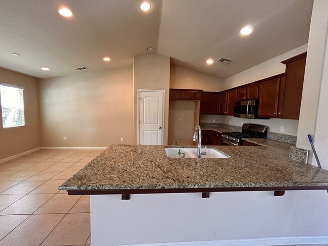 Building Photo - Nice home for rent in Visalia!