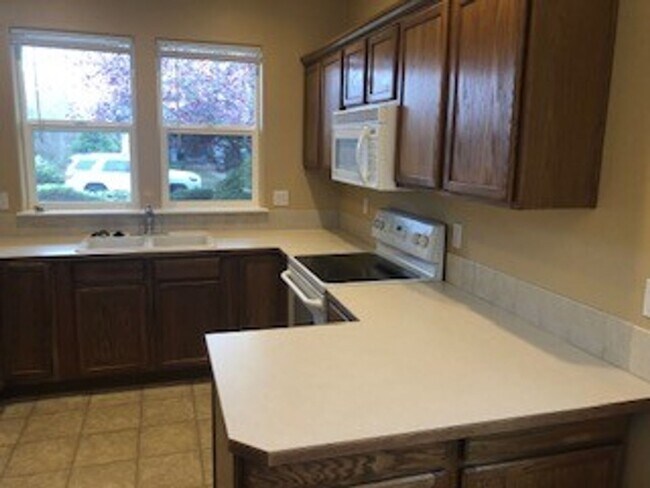 Building Photo - Three Bedroom Home in Albany