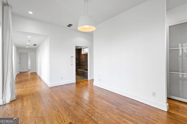 Building Photo - 935 Custer Ave SE