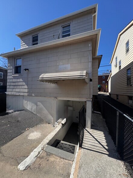 Private Rear Entrance - 188 Palisade Ave
