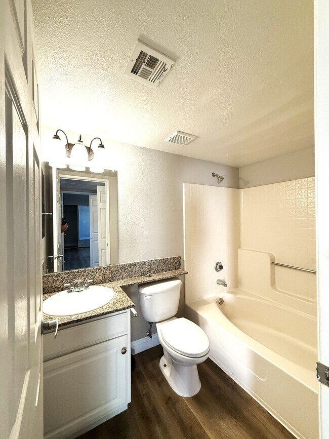 Building Photo - 5118 S Jones Blvd