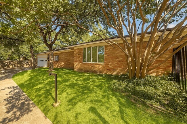 Building Photo - 3-Bedroom Home for Lease in Grand Prairie – 2,331 Sq Ft