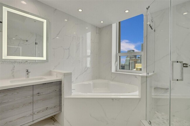 Building Photo - 848 Brickell Key Dr