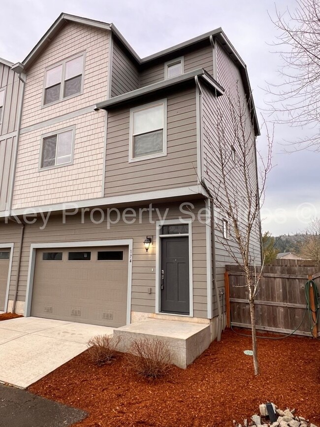 Building Photo - Woodland Townhome with Huge Tandem Garage