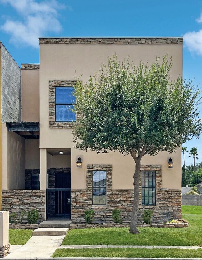 Primary Photo - Beautiful 4B/2.5B Home in Mcallen