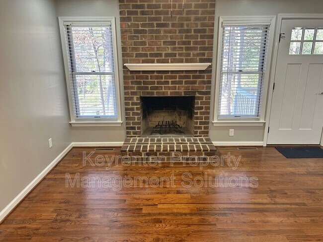 Building Photo - 33 Oak Ln