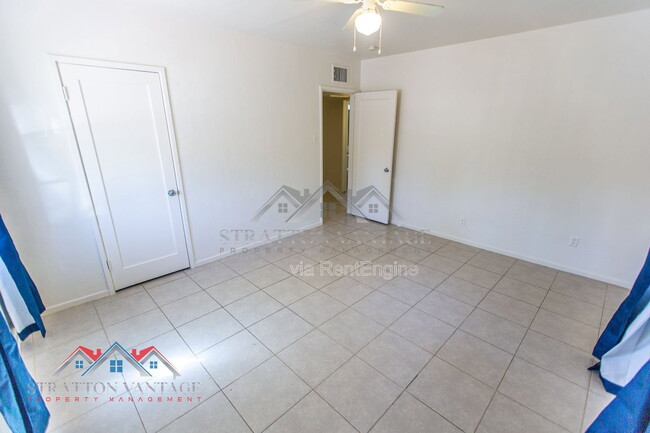 Building Photo - 1324 W Clarendon Ave