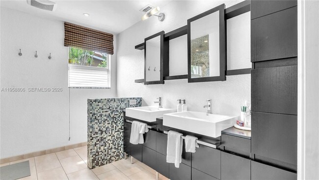 Building Photo - 1715 NE 40th St