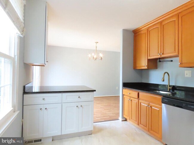 Building Photo - 624 Northcliffe Dr