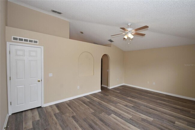 Building Photo - 27 Riverdale Ln