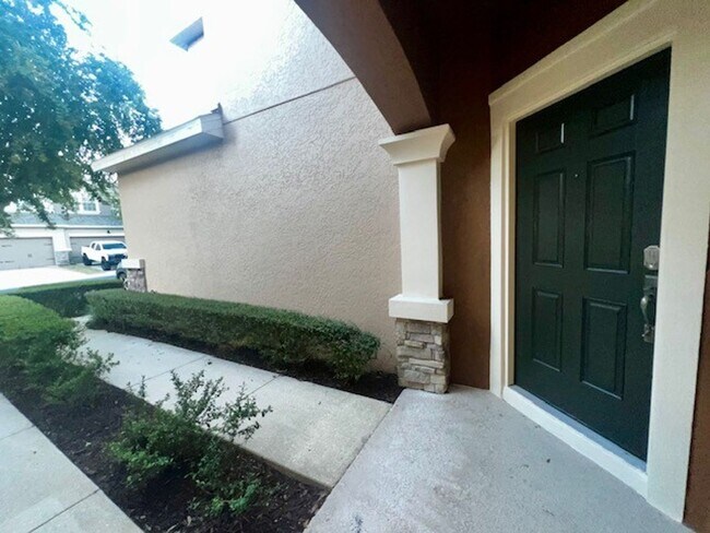 Building Photo - MOVE IN NOW-OVIEDO RENTAL!BEAUTIFUL 3 bd 2.5 bath townhome! 2 CAR ATTACHED GARAGE!FRESH PAINT! Wa...