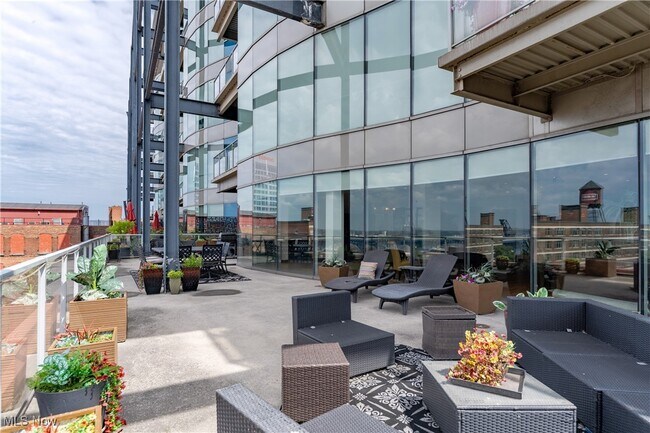 Building Photo - 701 W Lakeside Ave